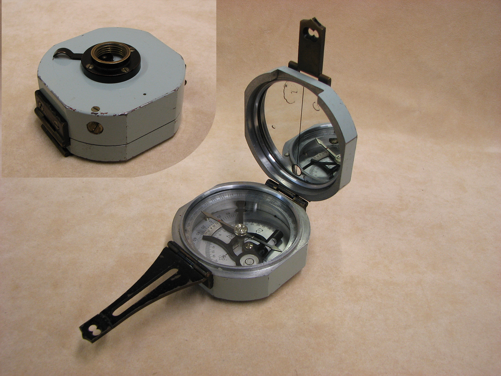 1940's unsigned Brunton design pocket transit compass